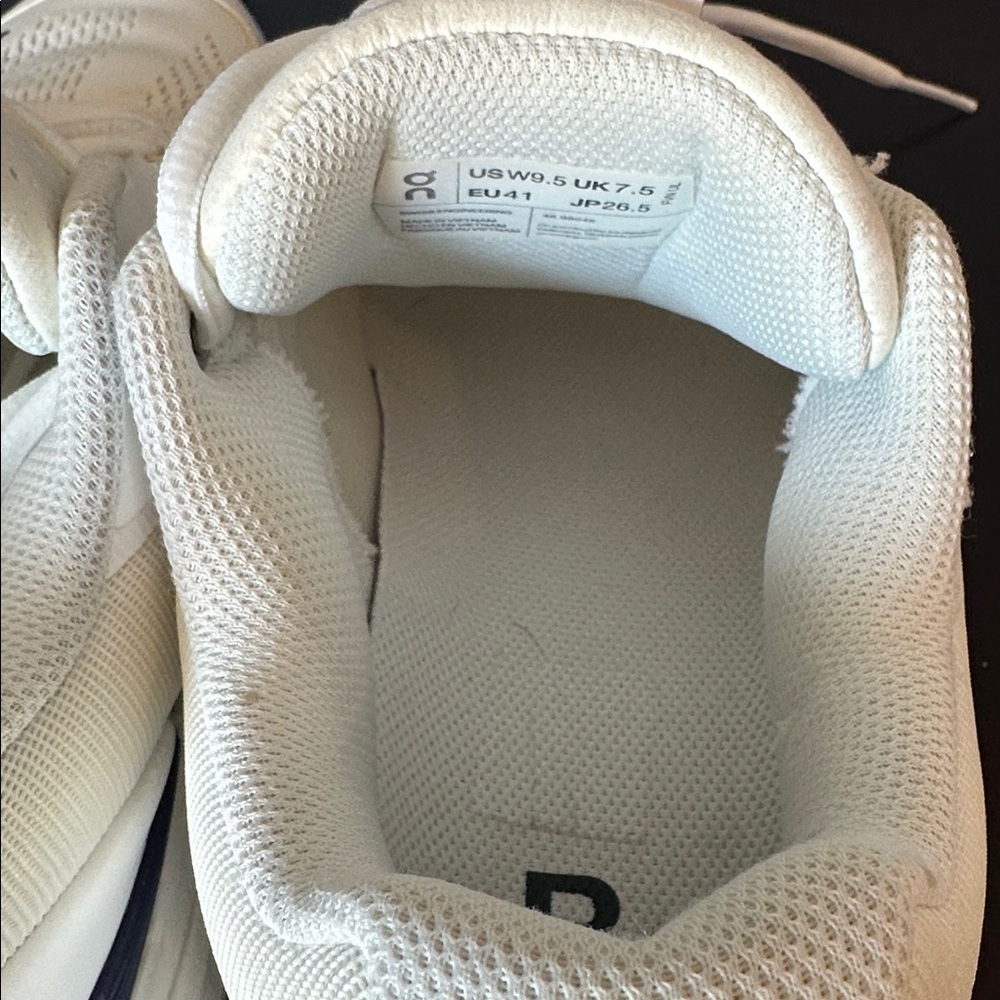 On cloud the Roger pro tennis shoes size w9.5 - Picture 9 of 9